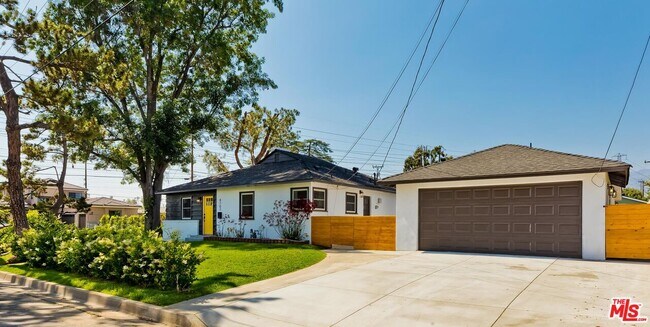 Building Photo - 6704 N Muscatel Ave