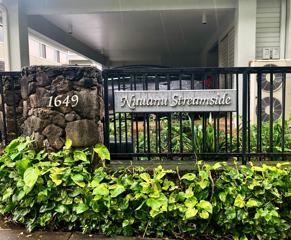 Entry Sign - 1649 Waikahalulu Ln