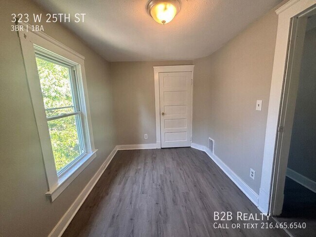 Foto del edificio - 323 W 25th St