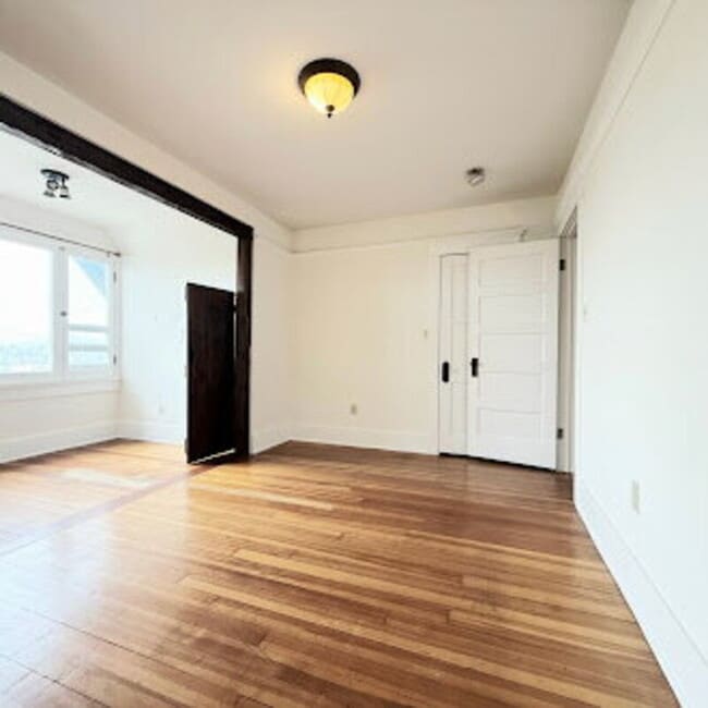 Building Photo - 1048 Laguna Ave