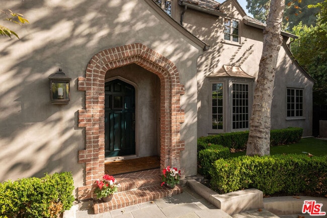 Foto del edificio - 1614 N Fairfax Ave