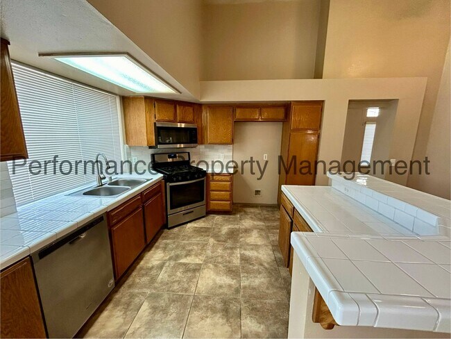 Foto del edificio - Stunning 4 Bed/3 Bath Home in SW Bakersfield w/ RBP & $0 Deposit Option