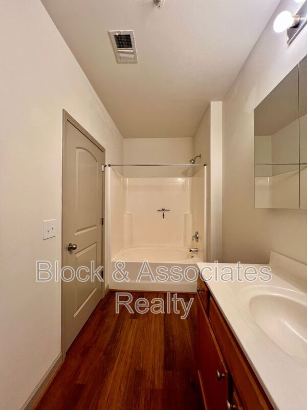 Foto del edificio - 4455 Brassfield Dr
