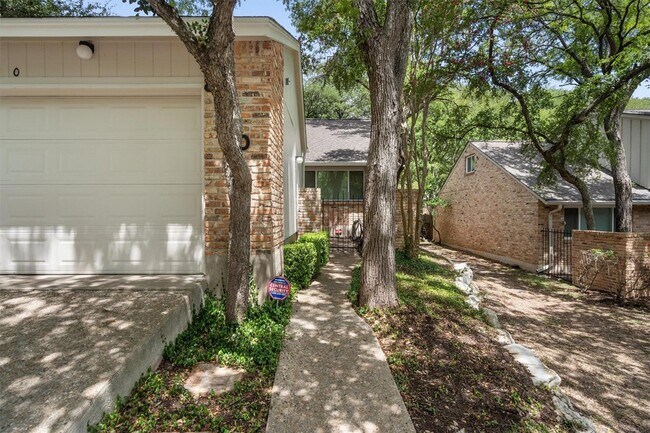 Foto del edificio - 8310 Summerwood Dr