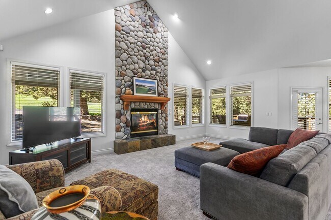 Foto del edificio - Single Level Gorgeous Awbrey Glen home!