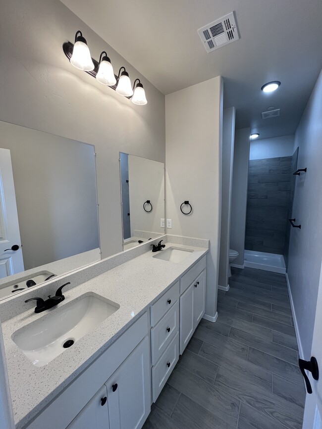 Main Bathroom - 3451 Valverde Loop