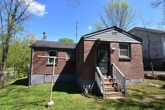 Building Photo - 874 W Sharpe Ave