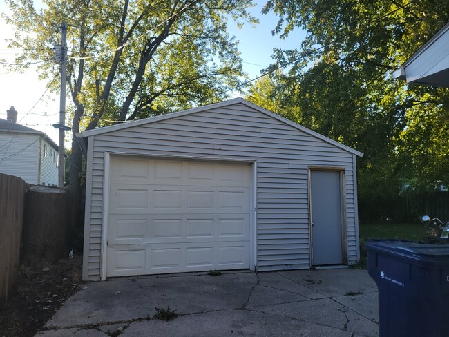 1.5 car garage - 1133 Manor Dr