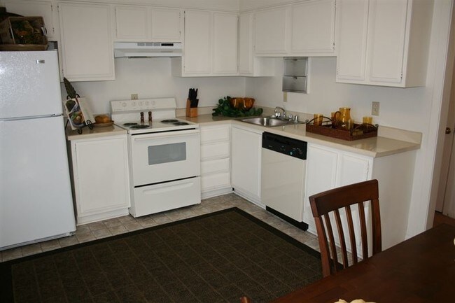 Building Photo - 6302 Robinhood Cir NW