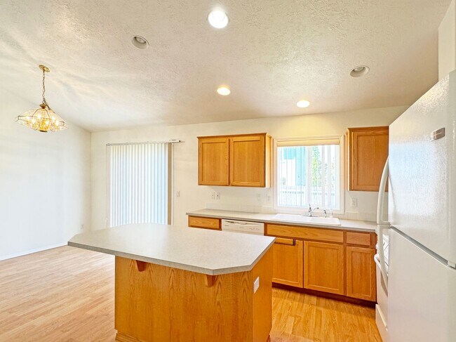 Building Photo - Lovely 3/2 Single Level SW Home