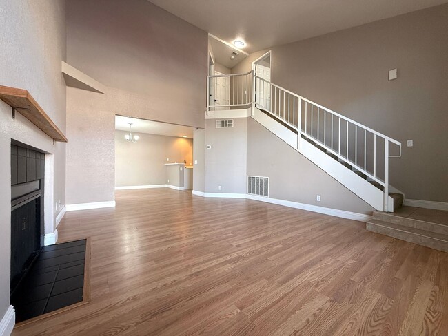 Building Photo - 2bedroom Townhouse near Wigwam Pkwy and Eastern ready for immediate move in!