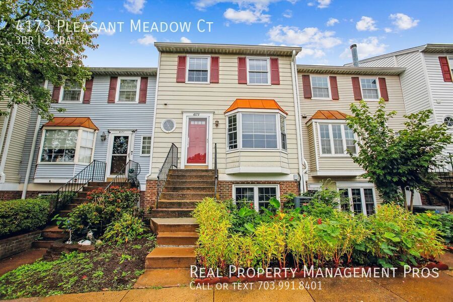 Primary Photo - Qualify For a Zero Deposit/Deck Backs to T...