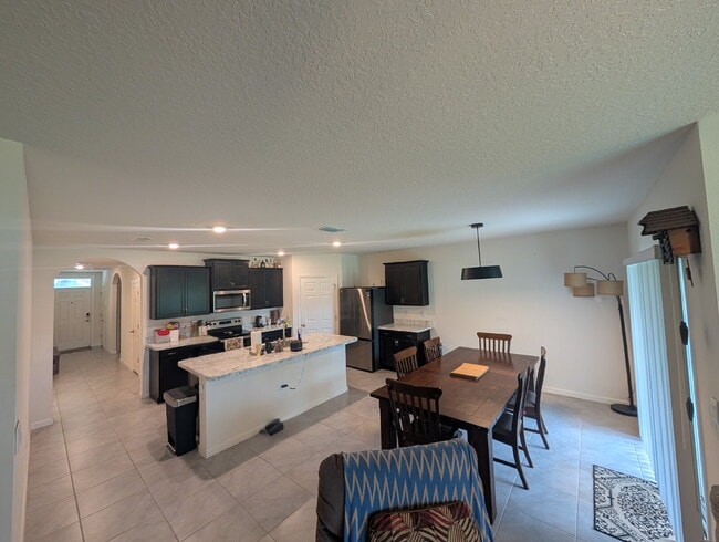 Foto del edificio - Modern 4-Bedroom Home with Large Backyard ...