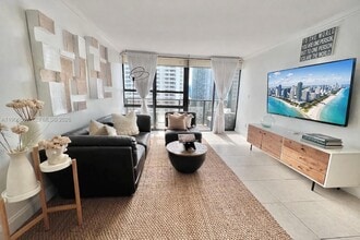 Building Photo - 600 NE 36th St