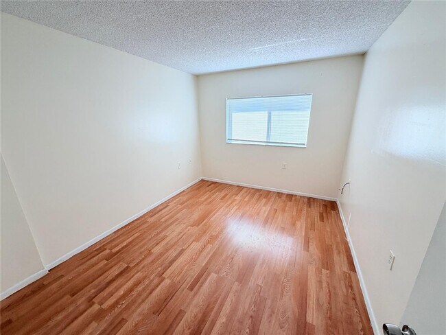 Foto del edificio - 1203 N Benoist Farms Rd