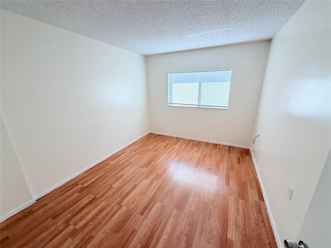 Building Photo - 1203 N Benoist Farms Rd