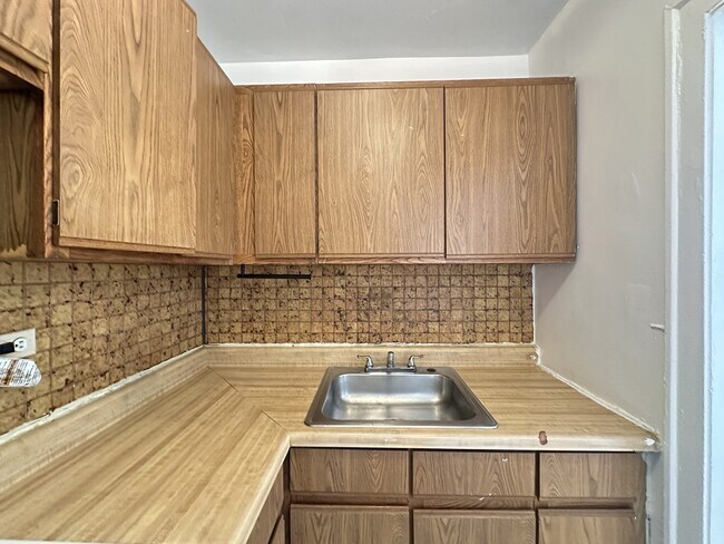 Building Photo - 739 W Belmont Ave