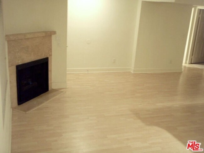 Foto del edificio - 7035 Woodley Ave