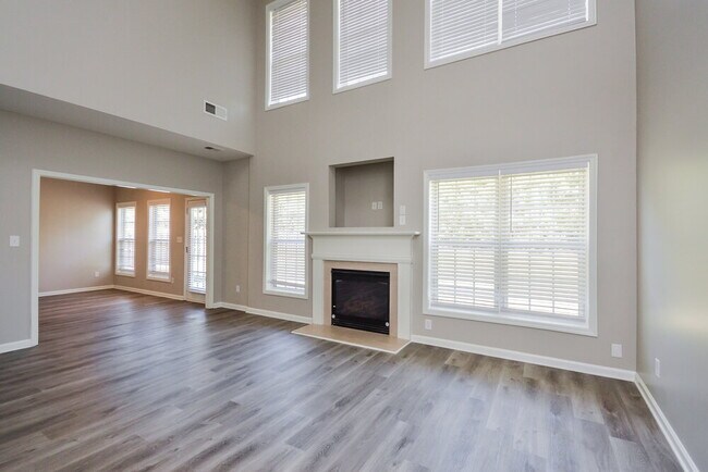 Building Photo - 137 Lantana Dr