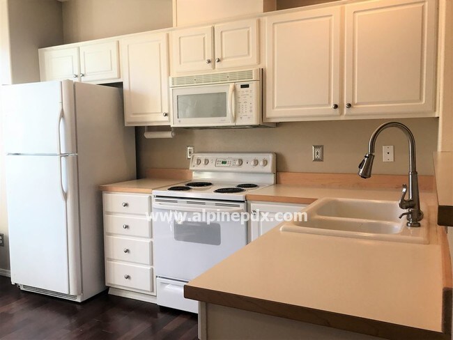 Building Photo - Great Townhouse Lots of Light Pet Friendly