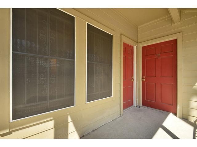Building Photo - Infamous Orange tree condos. 2 blocks from campus hard wood floors washer and dryer