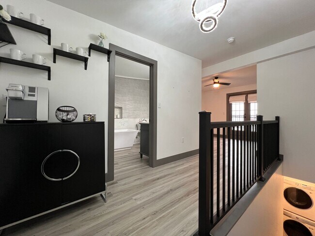 Foto del edificio - Modern 3-Bedroom Retreat with Rooftop View...