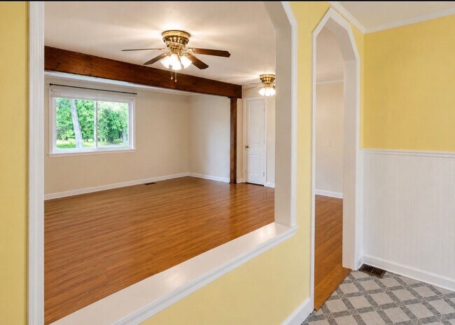 Foto del edificio - 3/1 bath - Town acres school district!- Showings to start 6/10
