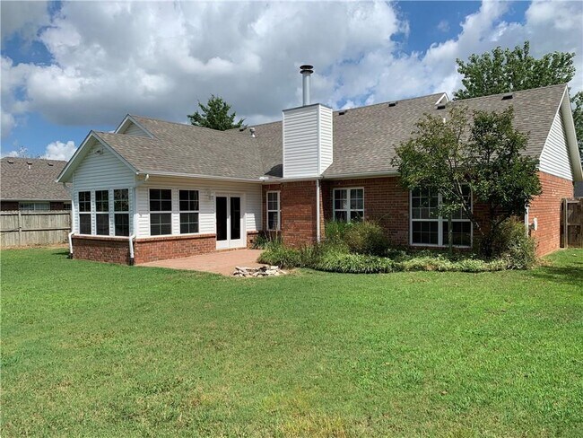 Building Photo - 3802 SW Maple Rd