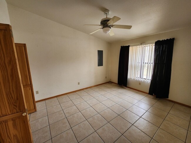 Building Photo - 2100 Hickory Dr