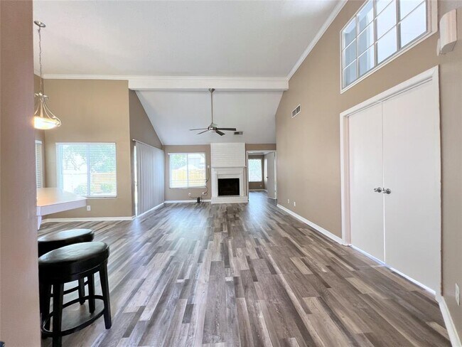 Foto del edificio - 4403 Waterfall Way