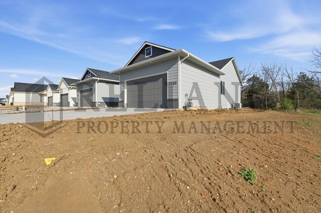 Building Photo - 5238 N Pinecrest Ct