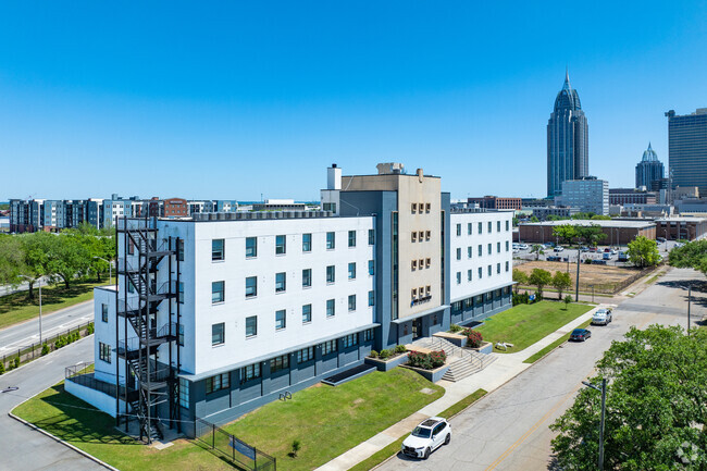 Building Photo - The Gateway