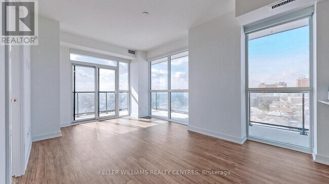 Photo du bâtiment - 1603-1603 Eglinton Ave W
