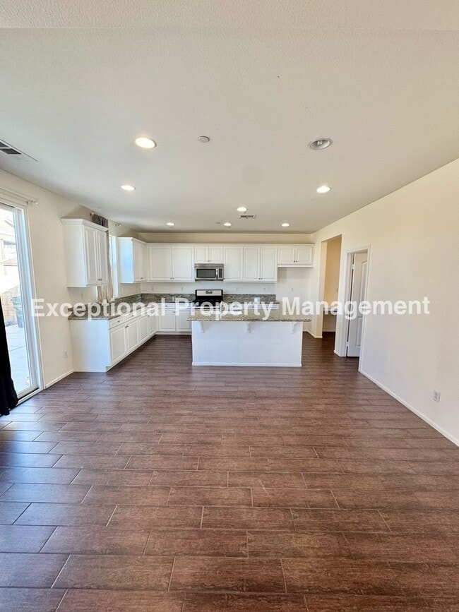 Building Photo - Read to move in 4 bedroom 3 bath home with a den