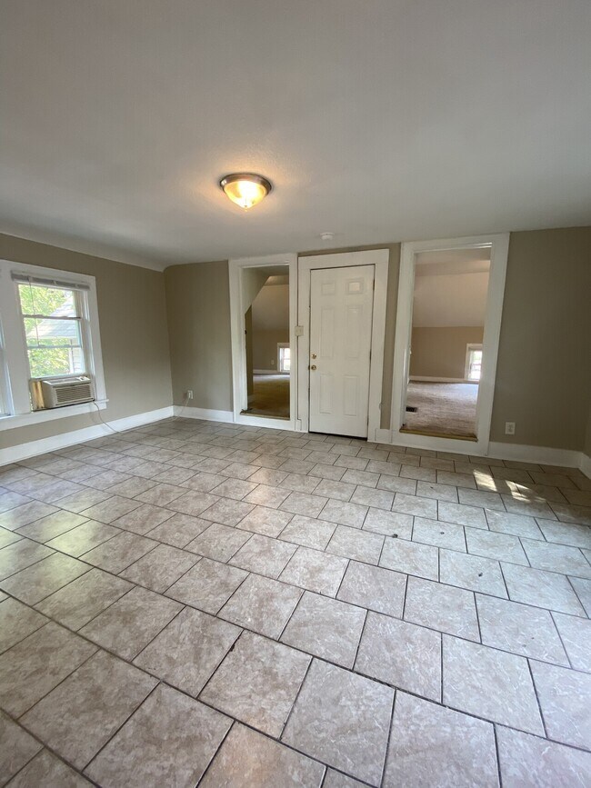 617 W Calhoun Condo for Rent in IL