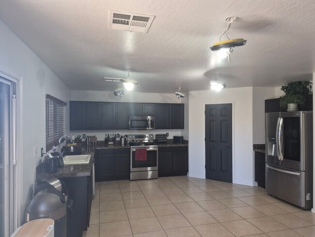 Foto del edificio - 3061 E Mineral Park Rd