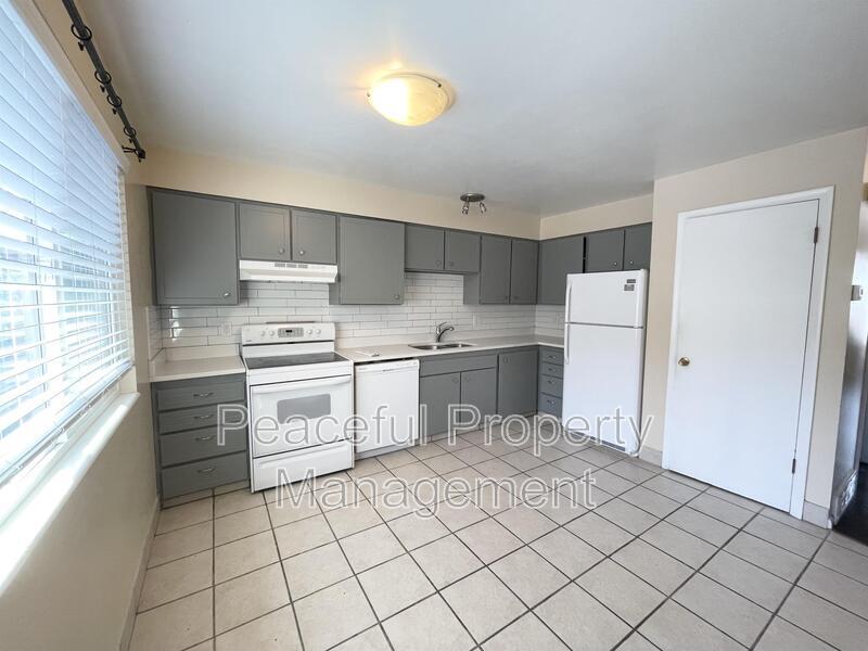 Primary Photo - 2025 Broadmoor St S