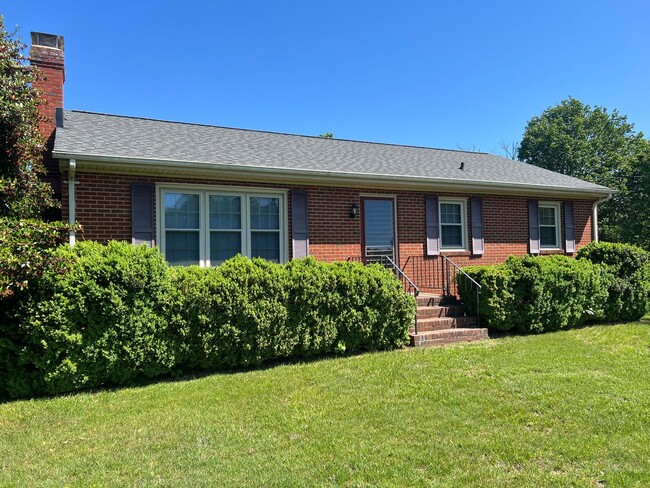Foto del edificio - 3 bedroom 1 bath rancher with full basement
