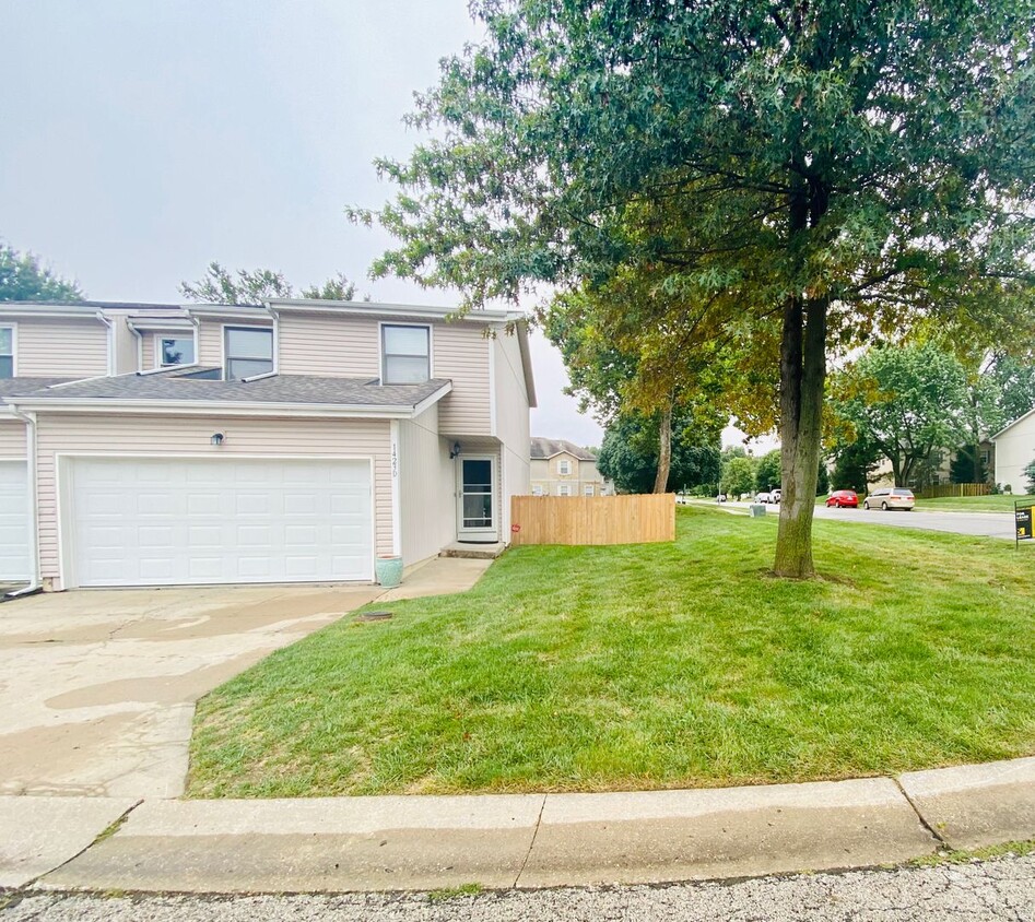 Primary Photo - {1423} Olathe Townhome + 3Bed/2.5Bath + Fe...