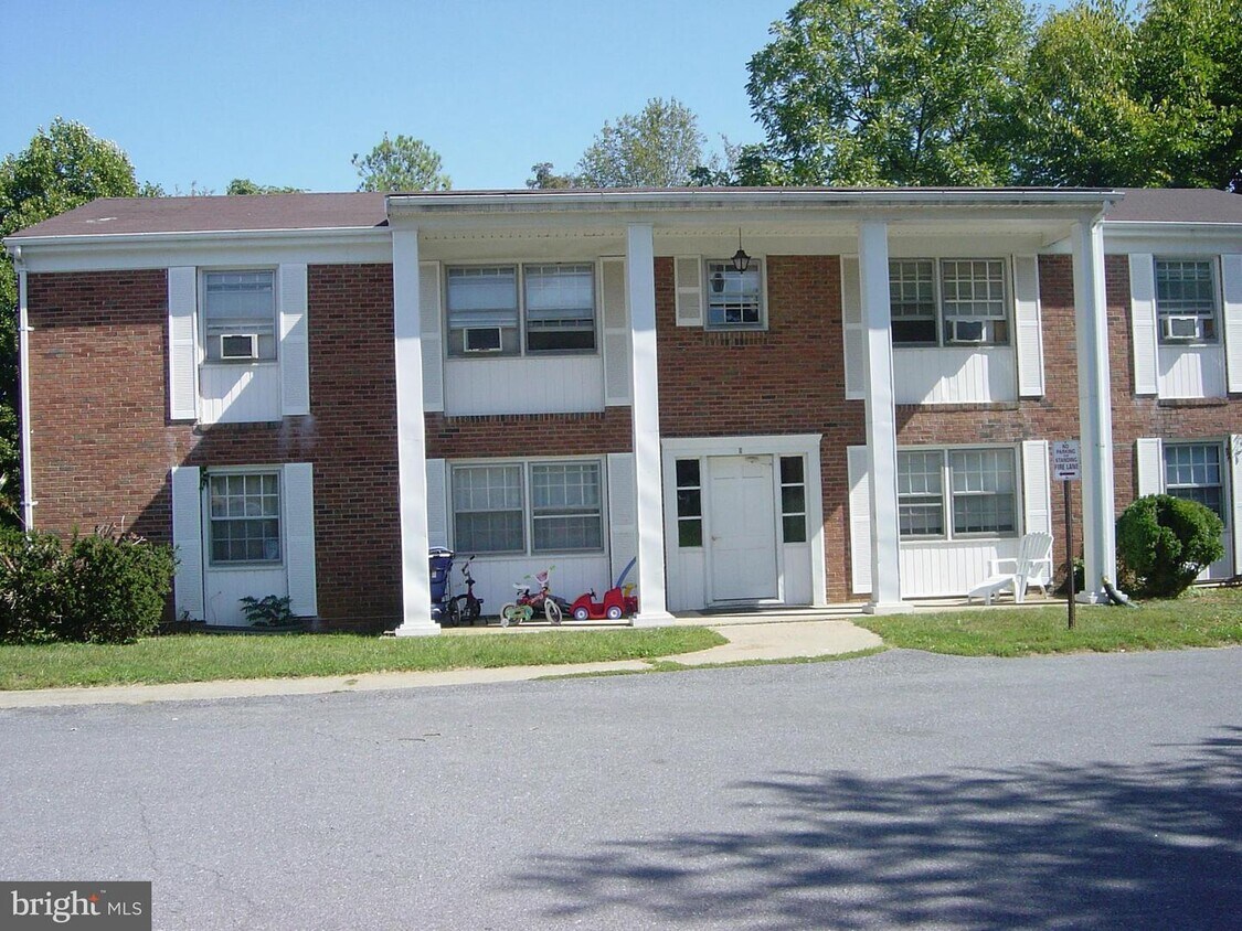 8 Mosby Ct Unit 4, Round Hill, VA 20141 Apartment for Rent in Round