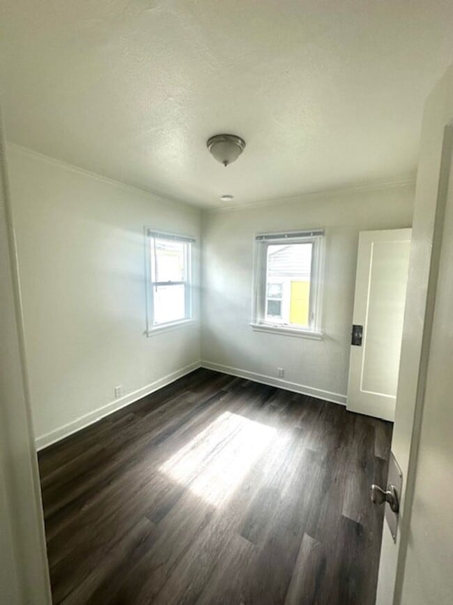 Building Photo - Super Charming Cottage, downtown Ventura