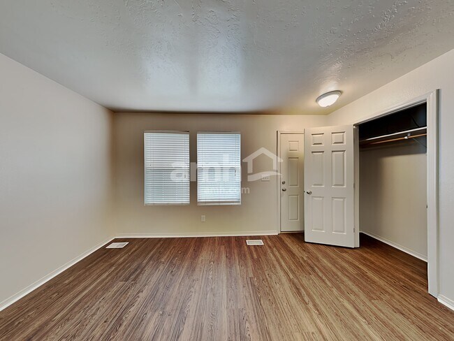 Foto del edificio - 4418 N Alester Ave