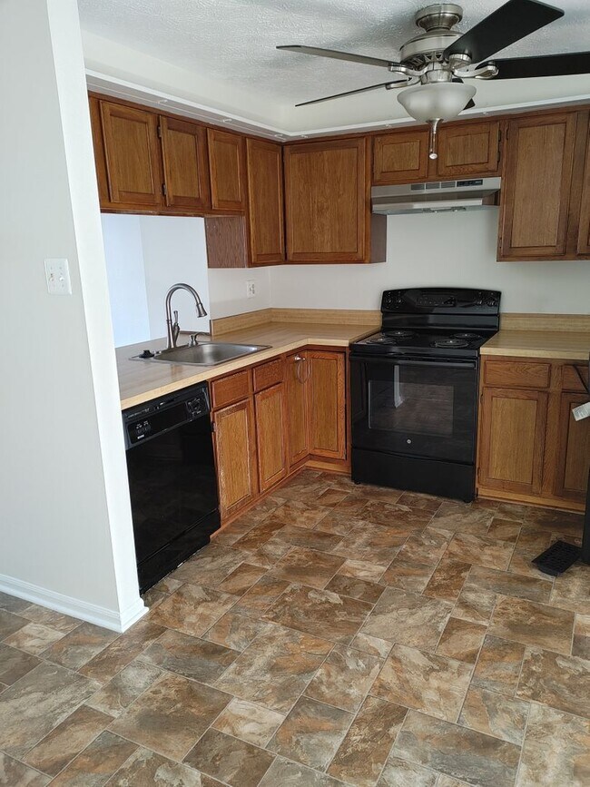 Foto del edificio - WOODBRIDGE CENTER END OF GROUP TOWNHOUSE