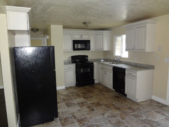 Building Photo - Beautiful Home with Nice Fenced Yard - 1 C...