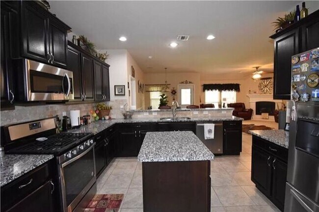 Building Photo - Beautiful Home - Community Pool - Great Ba...