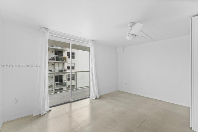 Building Photo - 10000 W Bay Harbor Dr