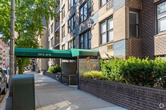 Building Photo - 225 E 26th St