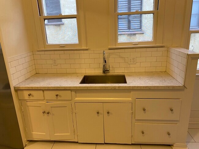 Kitchen - 410 N Stanley Ave