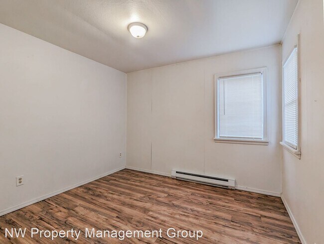 Building Photo - 2 br, 1 bath House - 702 E 3rd Street