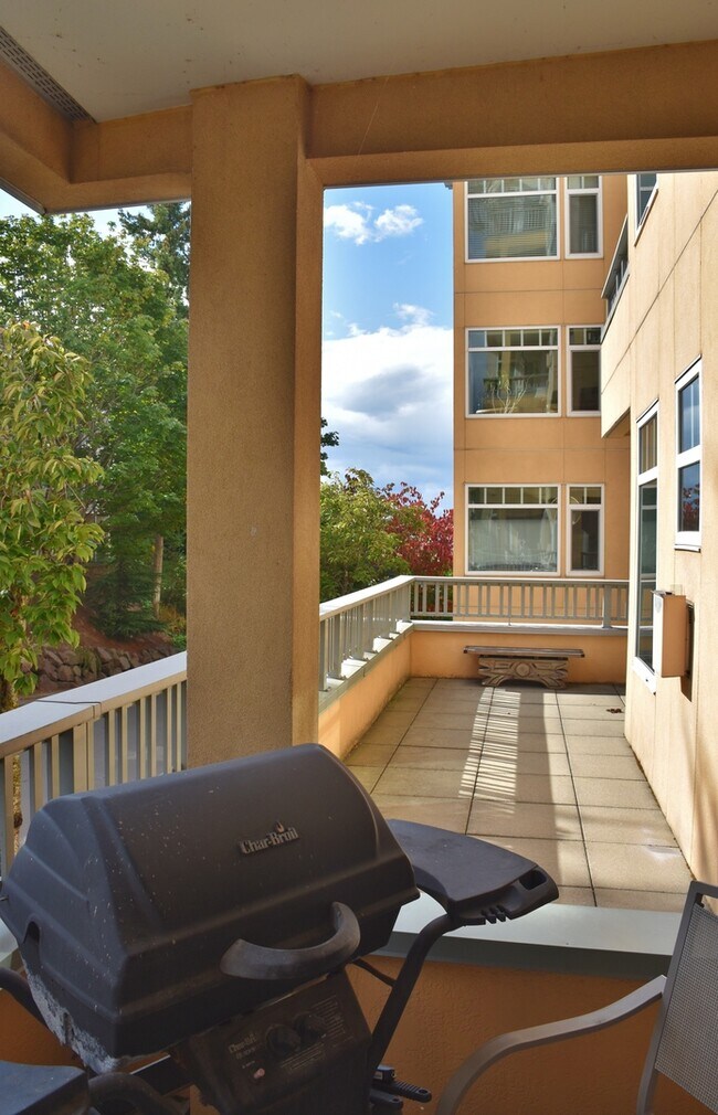 Building Photo - Gorgeous 1-BR + Den, Downtown Kirkland Condo, Steps to the Lake!
